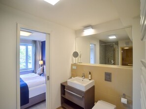 Shower, hair dryer, towels - Apartment with sea view, 1 bedroom and balcony (Ostseebad Binz)