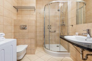 Dusche, Haartrockner, Handtücher, Shampoo