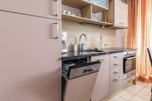 Réfrigérateur, four, plaque de cuisson, lave-vaisselle