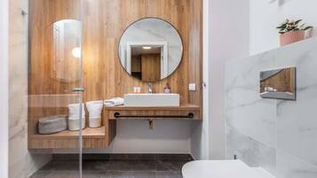 Een douche, een haardroger, handdoeken