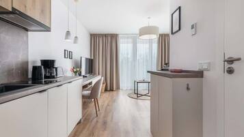 Kühlschrank, Mikrowelle, Herdplatte, Geschirrspüler