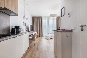 Kühlschrank, Mikrowelle, Herdplatte, Geschirrspüler