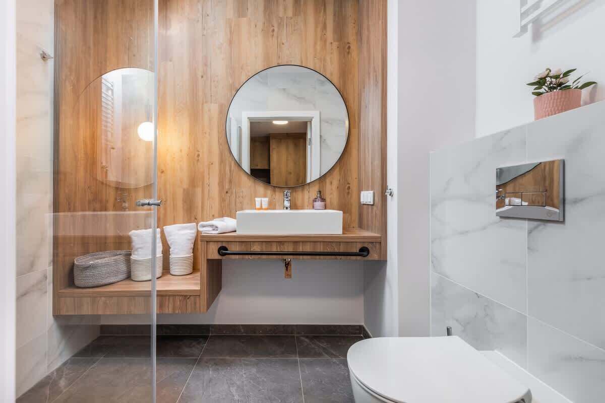 Shower, hair dryer, towels