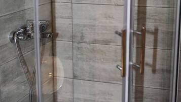 Apartament (One Bedroom Apartment) | Bany | Dutxa i tovalloles