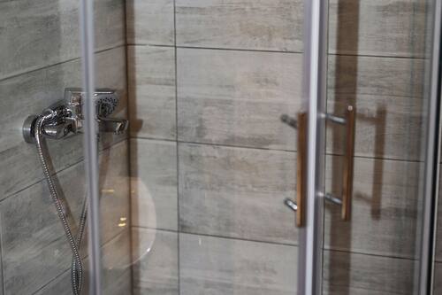 Appartement (One Bedroom Apartment) | Badkamer | Een douche, handdoeken