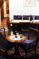 Apartamento (One Bedroom Apartment) | Sala de estar | Una televisión