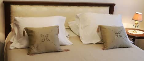 1 bedroom, cots/infant beds