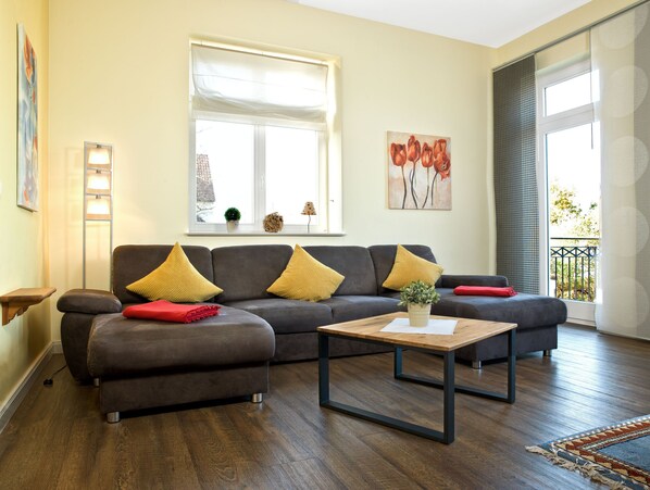 Een televisie, boeken en een stereo