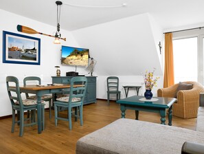 TV, DVD player, books, stereo - Apt. MÖWENBLICK - Direct view of the beautiful harbor (Kirchsee) of Kirchdorf. (Insel Poel / OT Kirchdorf)