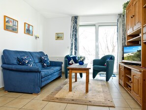 TV, books, music library, stereo - Apt. STRANDASTER - Peaceful apartment with side sea view (Insel Poel / OT Kirhdorf)