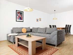 Télévision, lecteur de DVD, livres, chaîne hi-fi