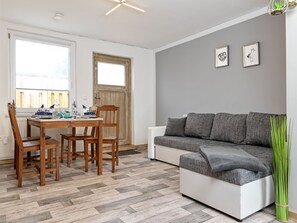 Una televisión, un reproductor de DVD