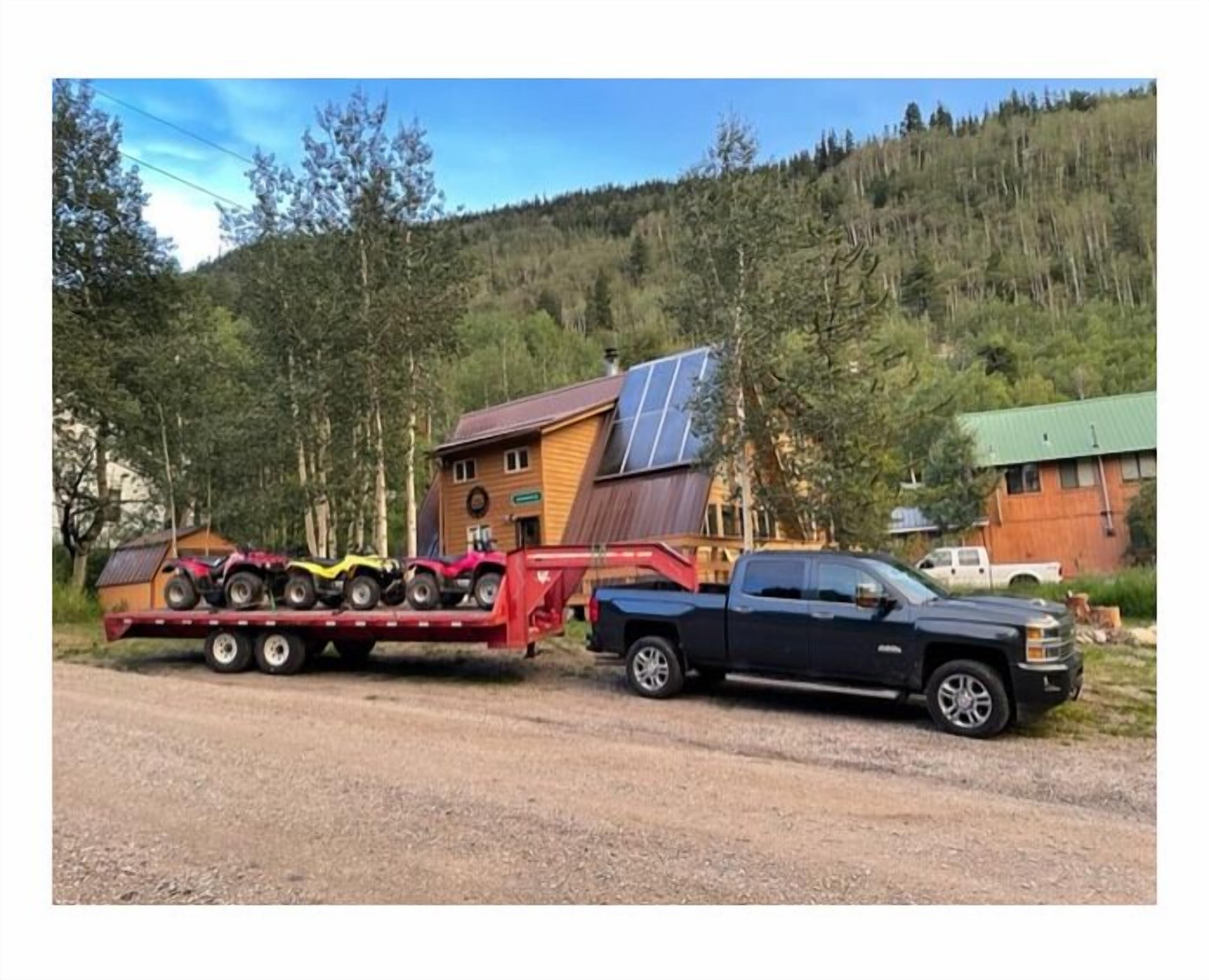 Ein Lastwagen transportiert ein Haus auf einem Anhänger.