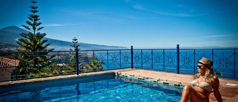 Una piscina al aire libre, una piscina climatizada