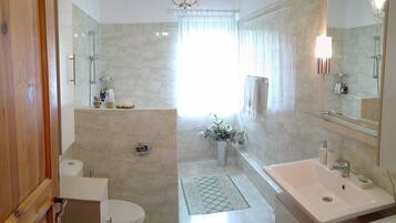 Ensemble douche/baignoire, sĂšche-cheveux, serviettes fournies, savon