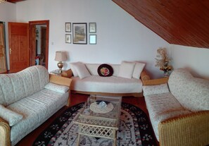 Smart-TV, Kamin, Bücher