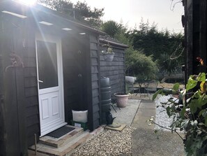 Appartement | Badkamer | Een douche, een haardroger, handdoeken