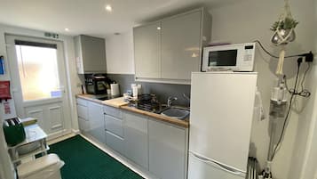 Apartemen | Dapur pribadi | Lemari es, microwave, oven, dan kompor