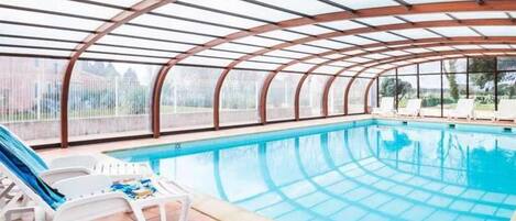 Een binnenzwembad, een buitenzwembad