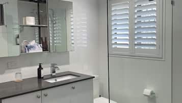 Ducha, secador de pelo, toallas y jabón