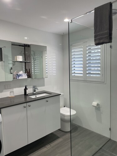 Gold Coast Getaway | King Bed | Private Entry & Yard
