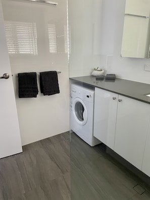 Interior - Gold Coast Comfort – Stylish 1-Bedroom Retreat Near Beaches, Cafés & Lake (Elanora)