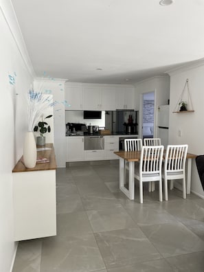 Dining - Gold Coast Comfort – Stylish 1-Bedroom Retreat Near Beaches, Cafés & Lake (Elanora)