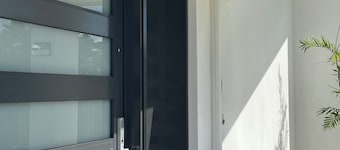 Gold Coast Getaway | King Bed | Private Entry & Yard