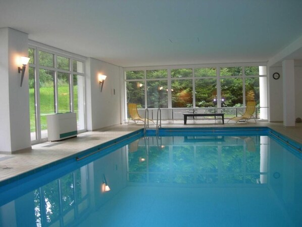 Indoor pool, a heated pool - Apartment 365 with sauna, swimming pool and fitness (Schönwald im Schwarzwald)