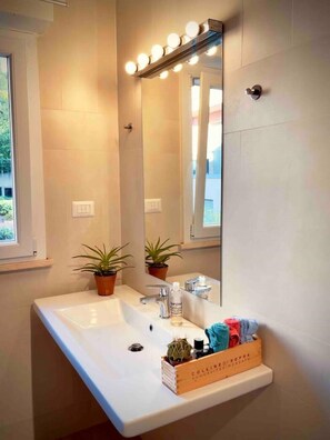 Shower, bidet - Loft in Florence/Boboli with reserved garage parking space (Firenze)