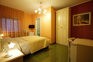 5 bedrooms, desk, free WiFi, bed sheets