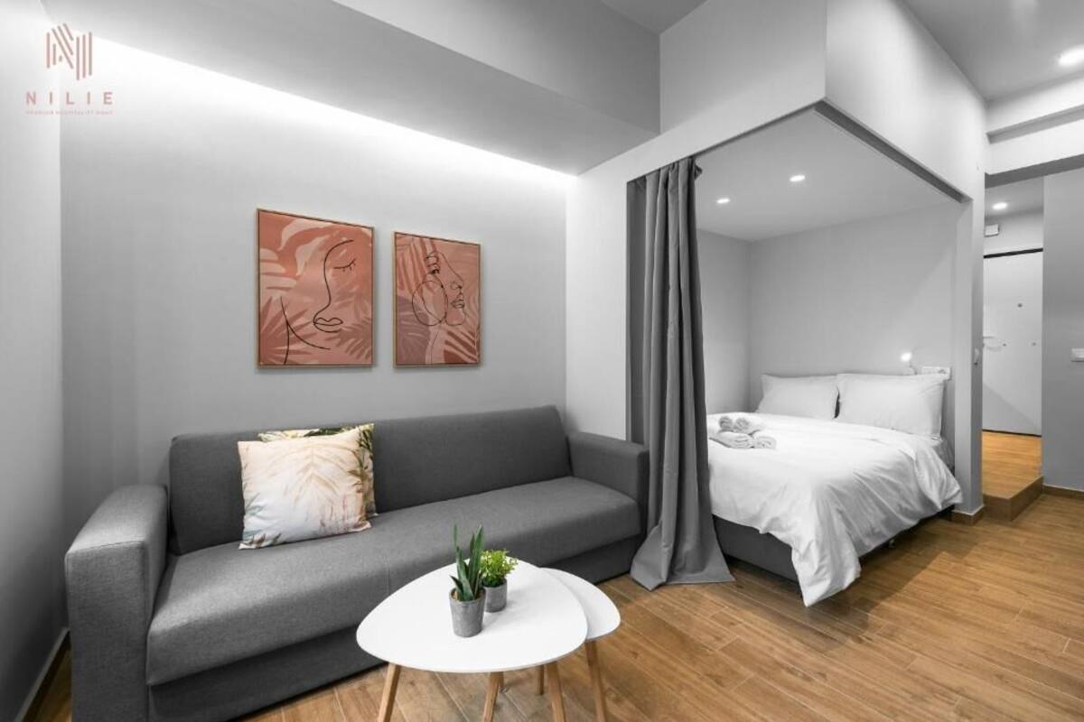 Basic Studio | Living area | 25-inch flat-screen TV with cable channels, TV
