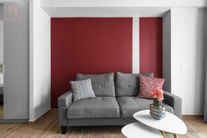 Basic Studio | Living area | 25-inch flat-screen TV with cable channels, TV - Big Apple 6 Nilie Hospitality MGMT (Thessaloniki)