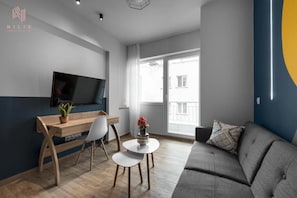Studio Basic | Vardagsrum | 25-tums platt-tv med kabelkanaler och tv