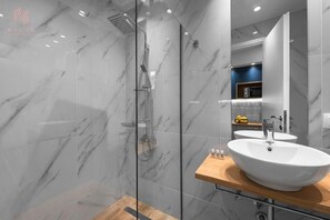 Basic Studio | Bathroom - Big Apple 6 Nilie Hospitality MGMT (Thessaloniki)