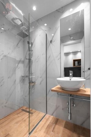 Basic Studio | Bathroom | Shower, rainfall showerhead, hair dryer, towels - Big Apple 6 Nilie Hospitality MGMT (Thessaloniki)