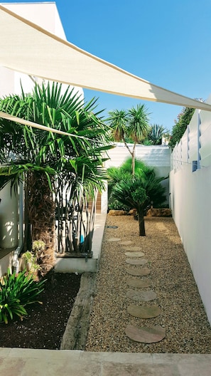 Property grounds - 2 BED & BREAKFAST ROOMS with private SWIMMING POOL in VILLA in Salon de Provence (Salon-de-Provence)