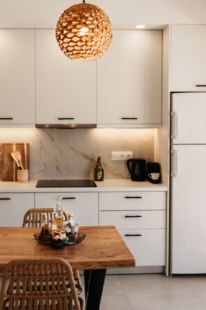 Fridge, microwave, oven, stovetop - Oljapetra, a house with private pool and 2,5 from the beach (Lefkogia)