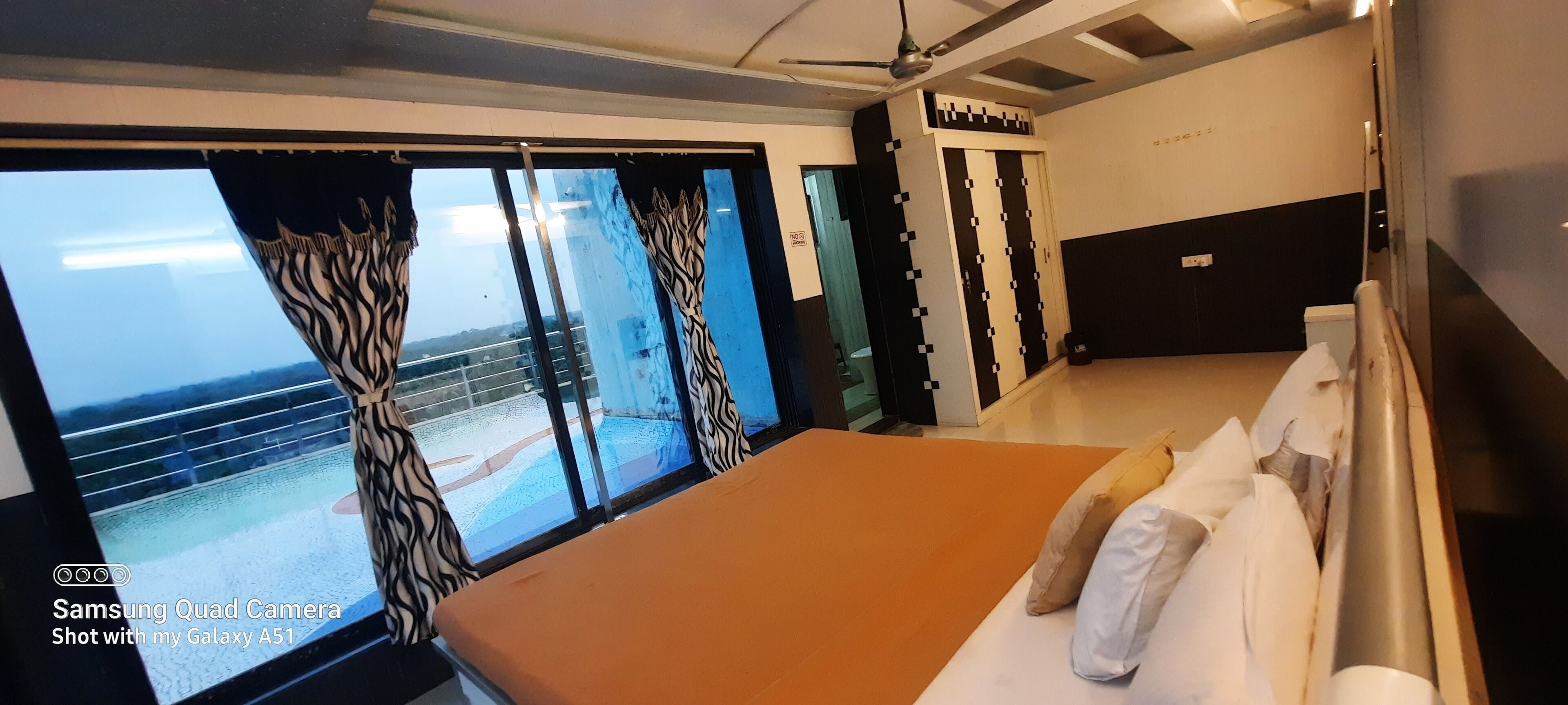 2 bedrooms, iron/ironing board, WiFi