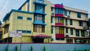 En bygning med flere etager, med et skilt der viser "Pemaling Lords ECO Inn" og "Evolving Hospitality Guwahati".