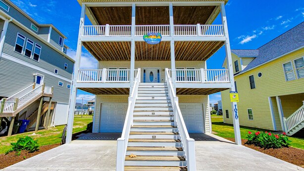 Un edificio de varios pisos con una escalera central, un letrero que dice "Shoreline Suites" y vistas del vecindario circundante.