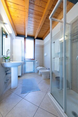 Een douche, een haardroger, een bidet, handdoeken