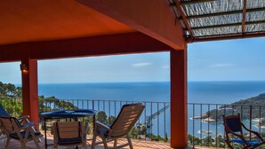 A terrace with a view of the sea, featuring outdoor seating and a pergola. - Spectacular Villa with sea views.Begur. (Begur)