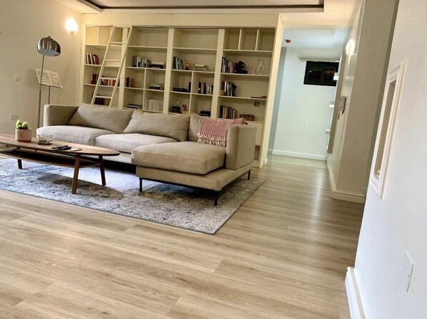 Smart TV - 3 bedroom Scandinavian escape (Lekki)
