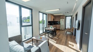 Un appartement moderne comprenant un coin repas, une cuisine et un balcon avec vue.