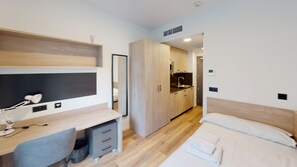 Eenpersoonskamer | Een bureau, geluiddichte muren, gratis wifi