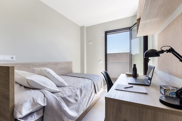 Een bureau, geluiddichte muren, gratis wifi