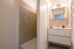 Bathtub, hair dryer