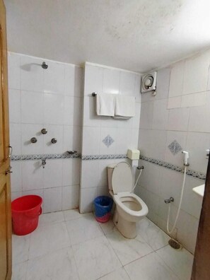 Deluxe Twin kamer | Badkamer | Een douche, een regendouche, gratis toiletartikelen, pantoffels