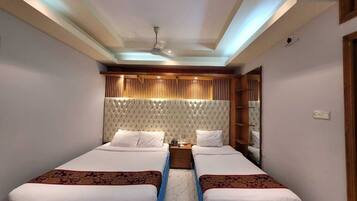 Suite Royale, plusieurs lits | Matelas mémoire de forme, chambres insonorisées, Wi-Fi gratuit